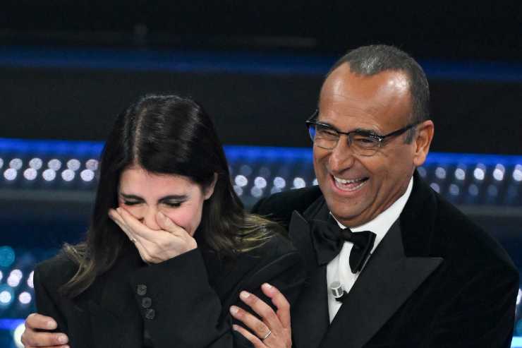 giorgia piange e conti la sostiene