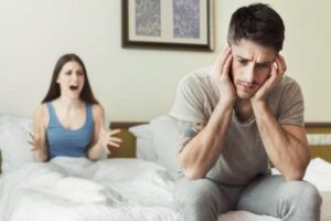 Coppia litiga in camera da letto
