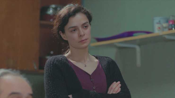 donna a braccia conserte