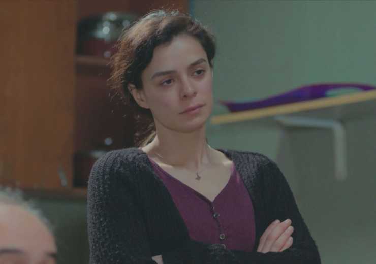 ragazza a braccia conserte