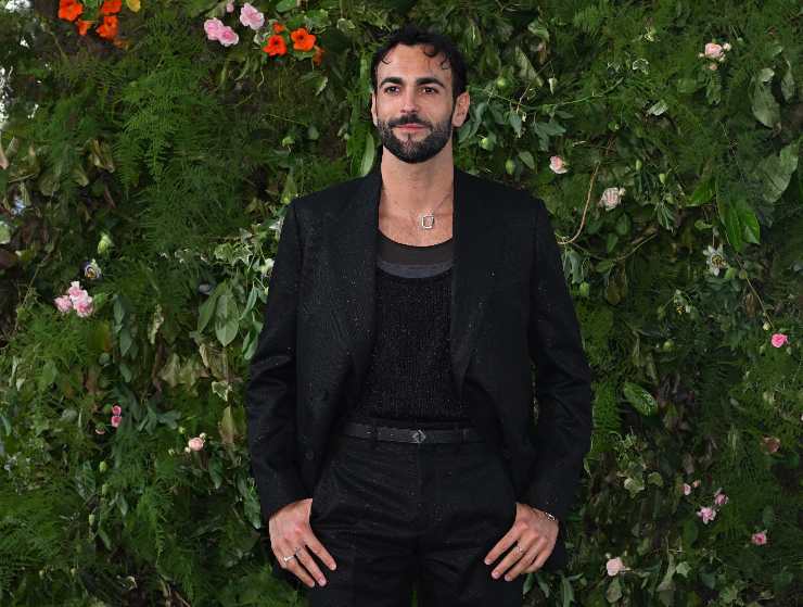 marco mengoni in posa