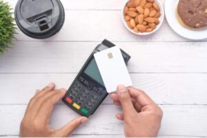 persona paga con il bancomat