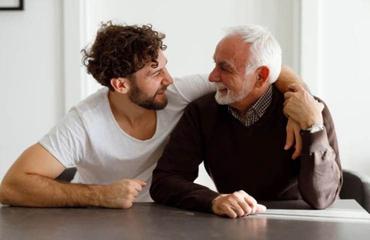 padre e figlio che si abbracciano