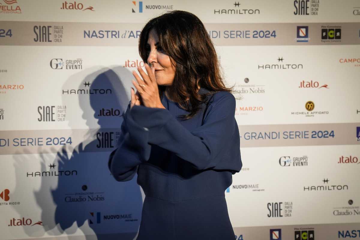 sabrina ferilli a mani giunte