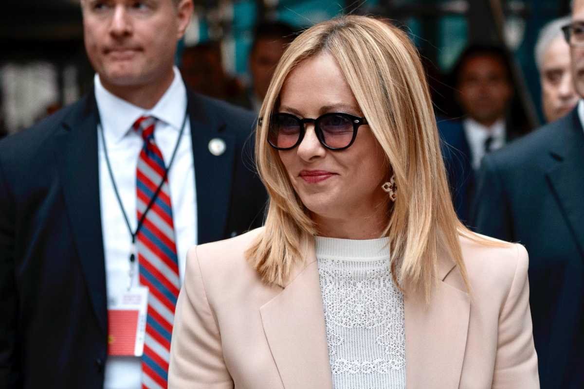 giorgia meloni con gli occhiali da sole