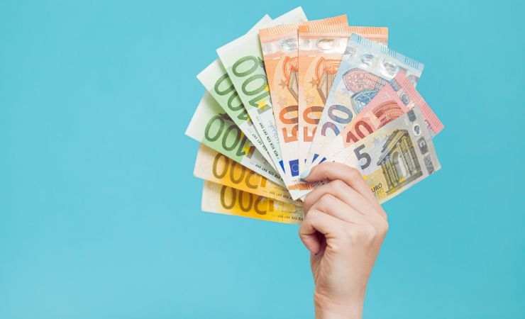 euro in mano