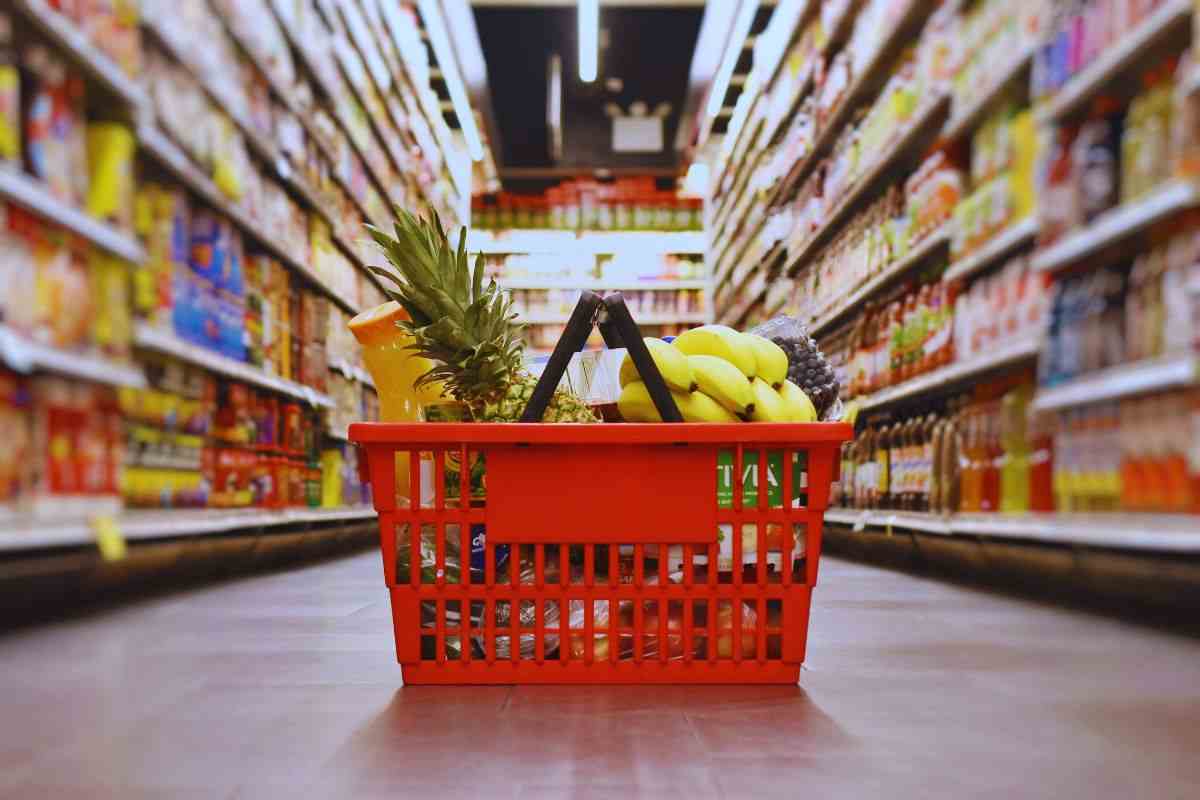 carrello della spesa per terra nella corsia del supermercato