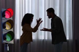 coppia litiga animatamente senza usare a tecnica del semaforo