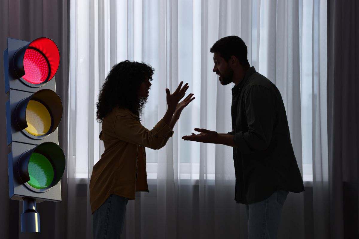 coppia litiga animatamente senza usare a tecnica del semaforo 