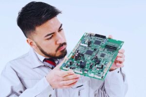 uomo guarda circuiti elettronici