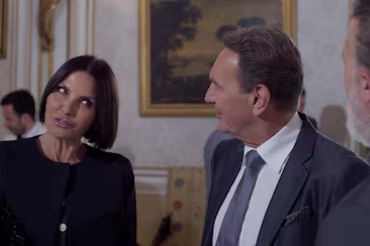 un uomo e una donna discutono