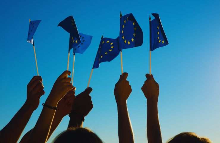 mani con bandierine unione europea