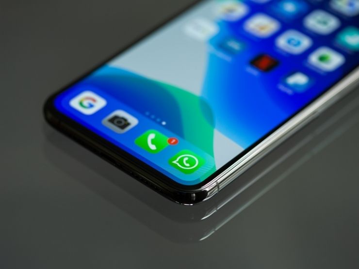 smartphone con icone app
