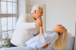 Coppia di anziani che si diverte