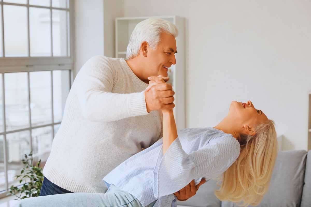 Coppia di anziani che si diverte