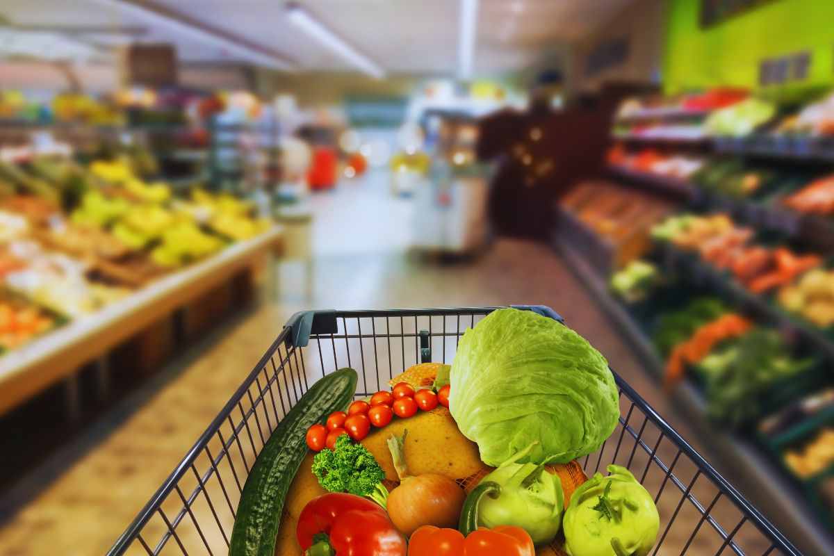 Carrello spesa pieno di prodotti