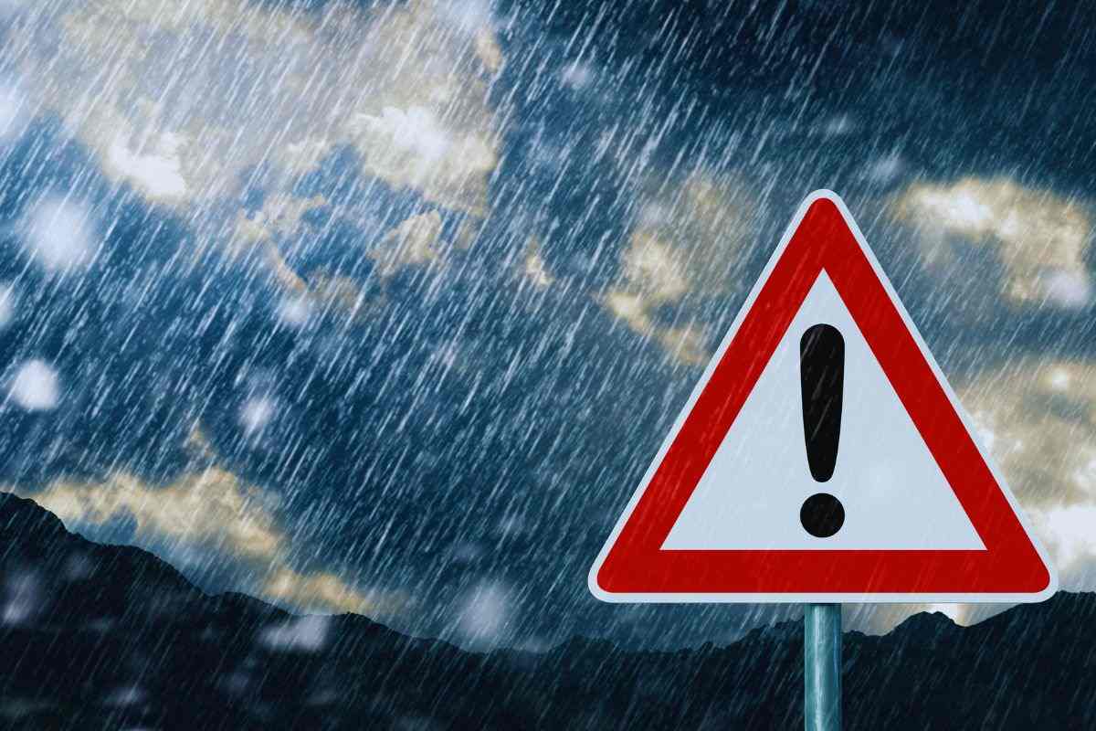 Cartello pericolo inondato dalla pioggia