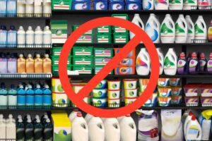 Scaffale detersivi al supermercato e simbolo di divieto