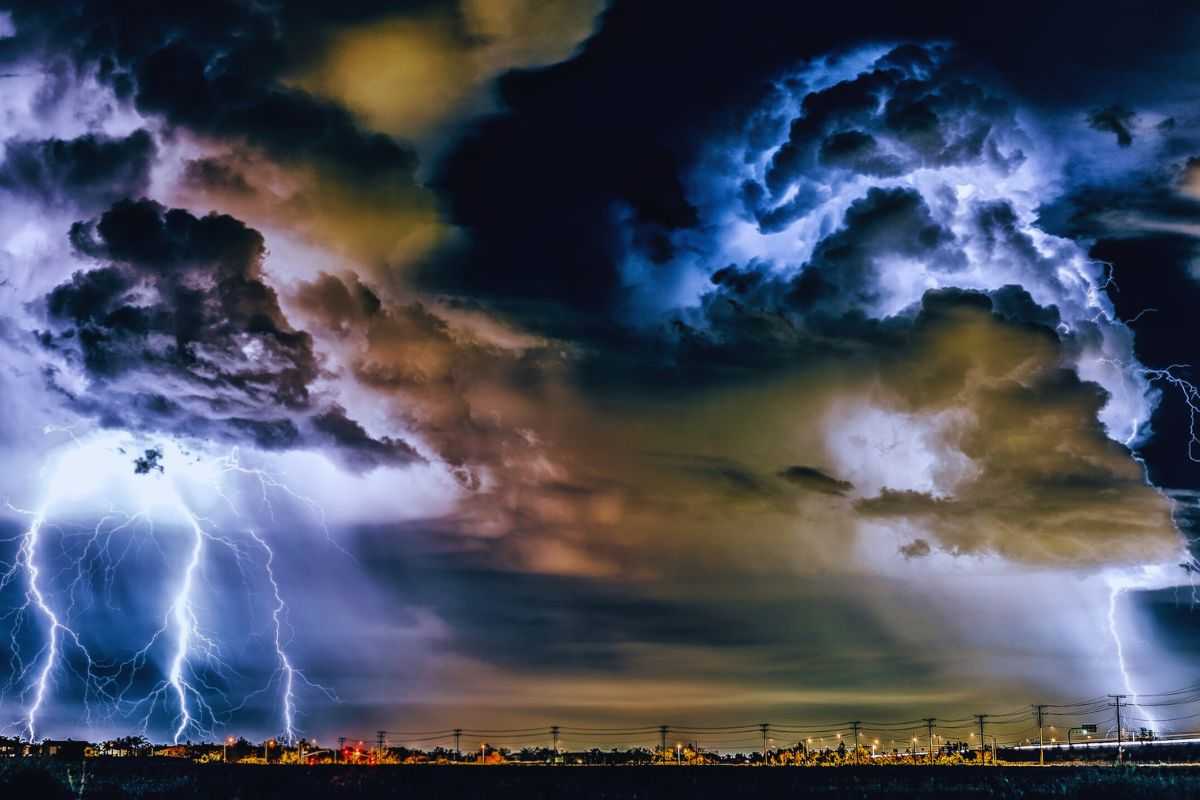 Cielo nuvoloso e fulmini