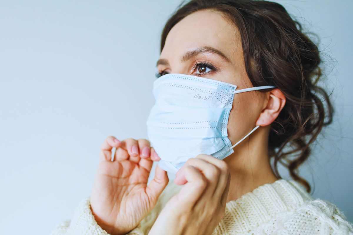 Donna con indosso mascherina