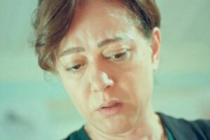 Hatice con sguardo preoccupato