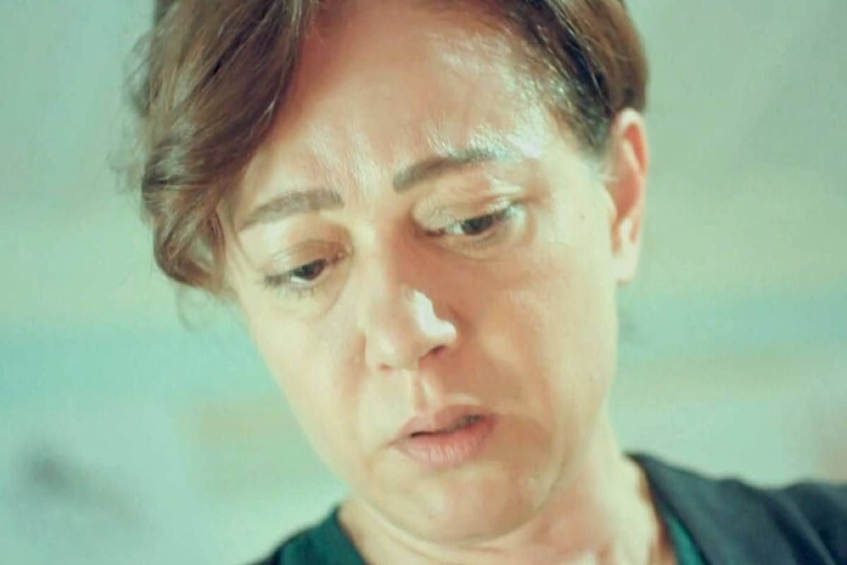 Hatice con sguardo preoccupato