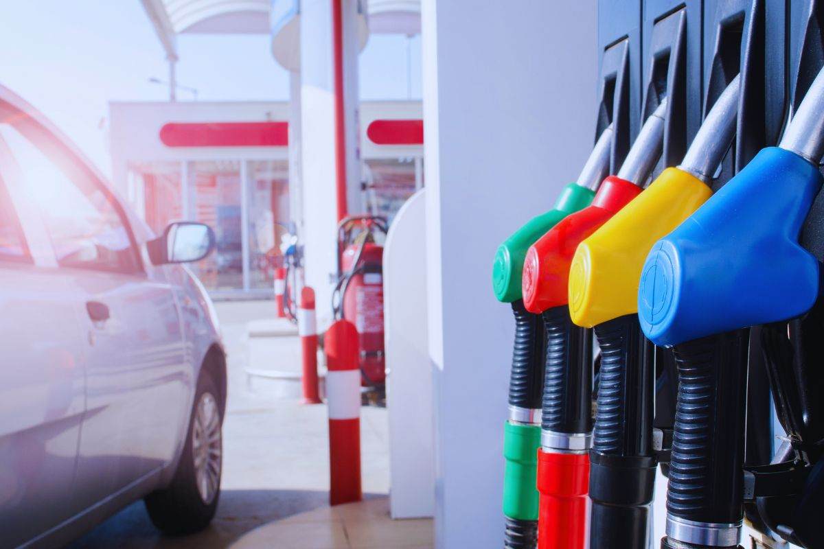 Macchina parcheggiata davanti ai distributori di benzina
