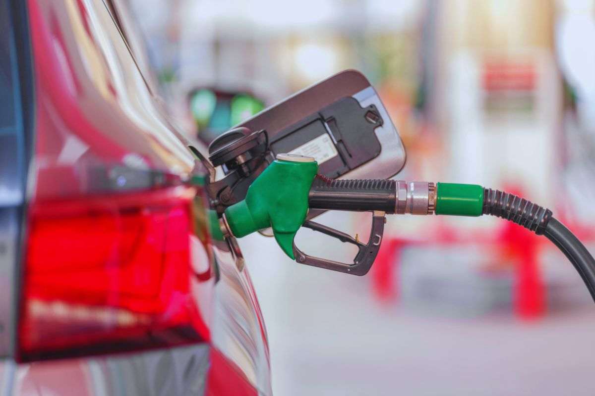 Pompa di benzina inserita nel serbatoio di un'auto