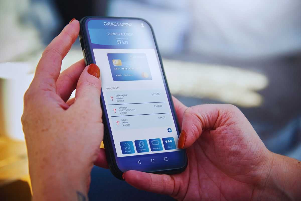 Donna che controlla app di home banking