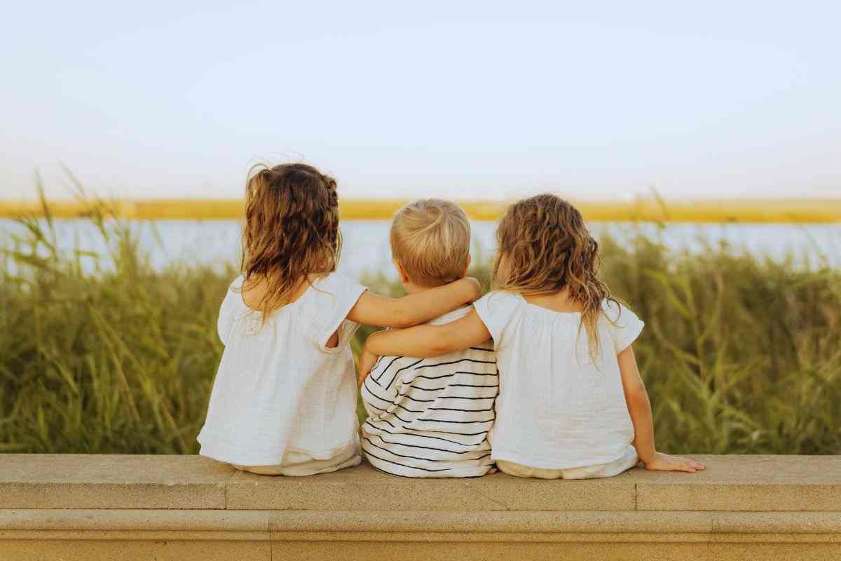 Bambini abbracciati di spalle