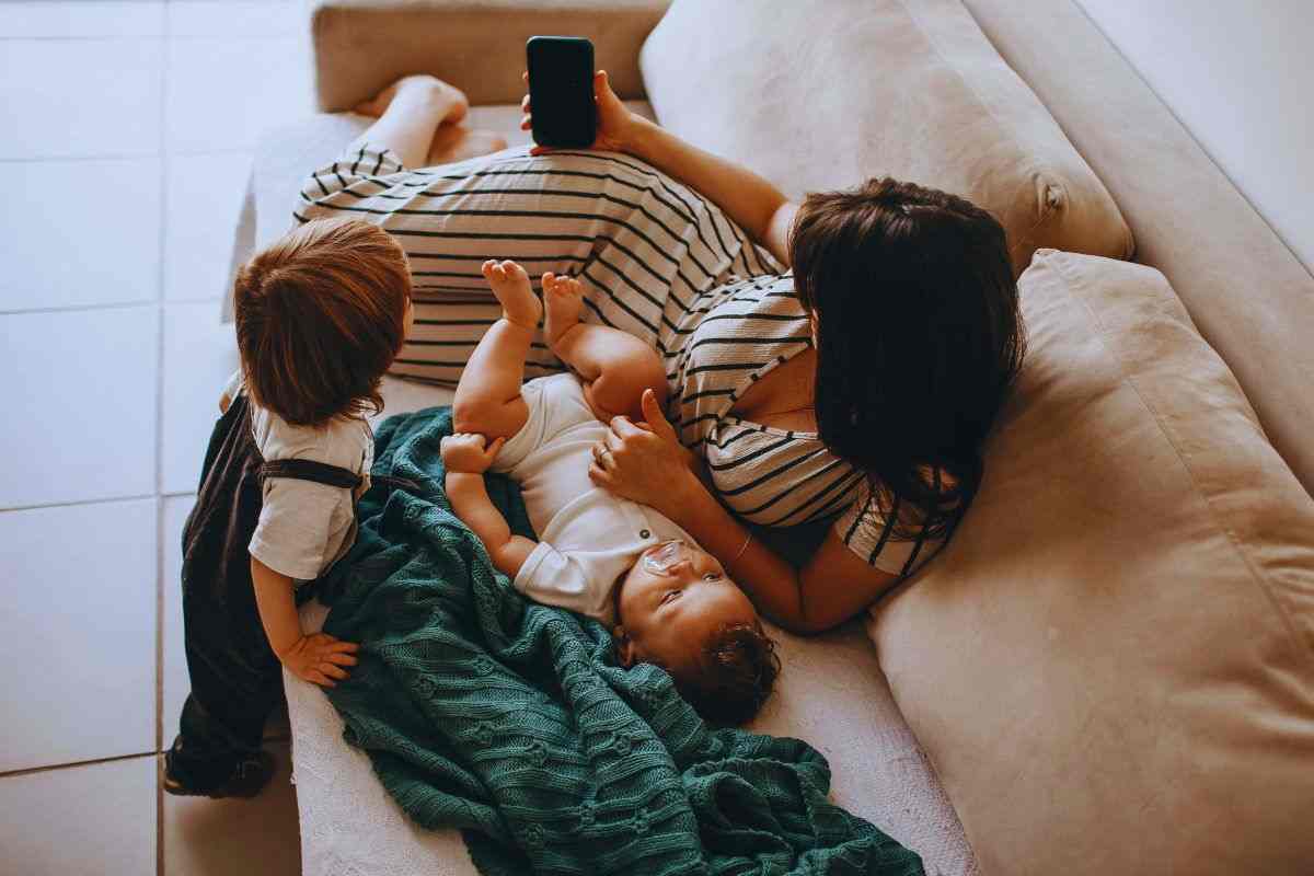 Mamma sul divano con i figli