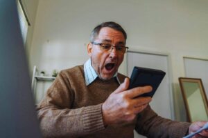 Uomo con espressione di shock in viso