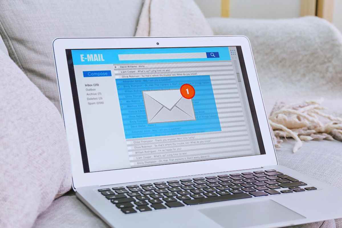 Avviso mail in entrata su schermo PC