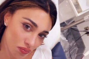 Belen distesa sul lettino del medico