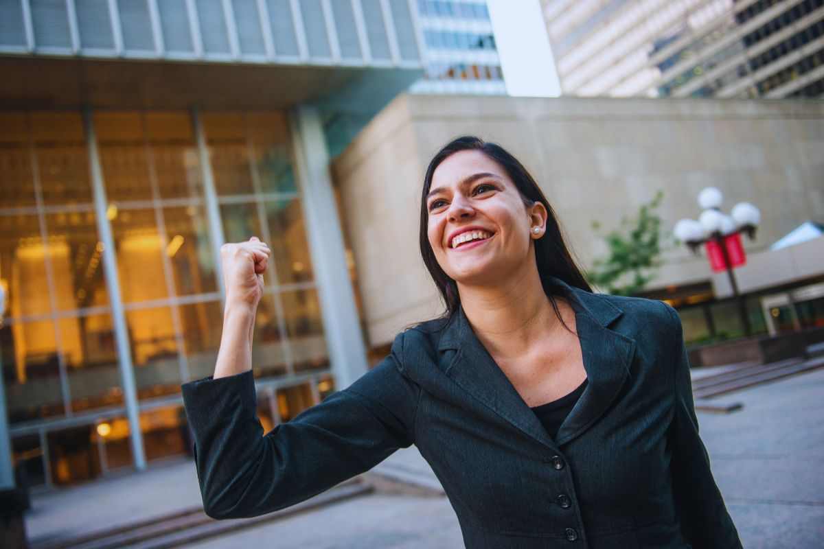 Donna in abiti d'ufficio che esulta