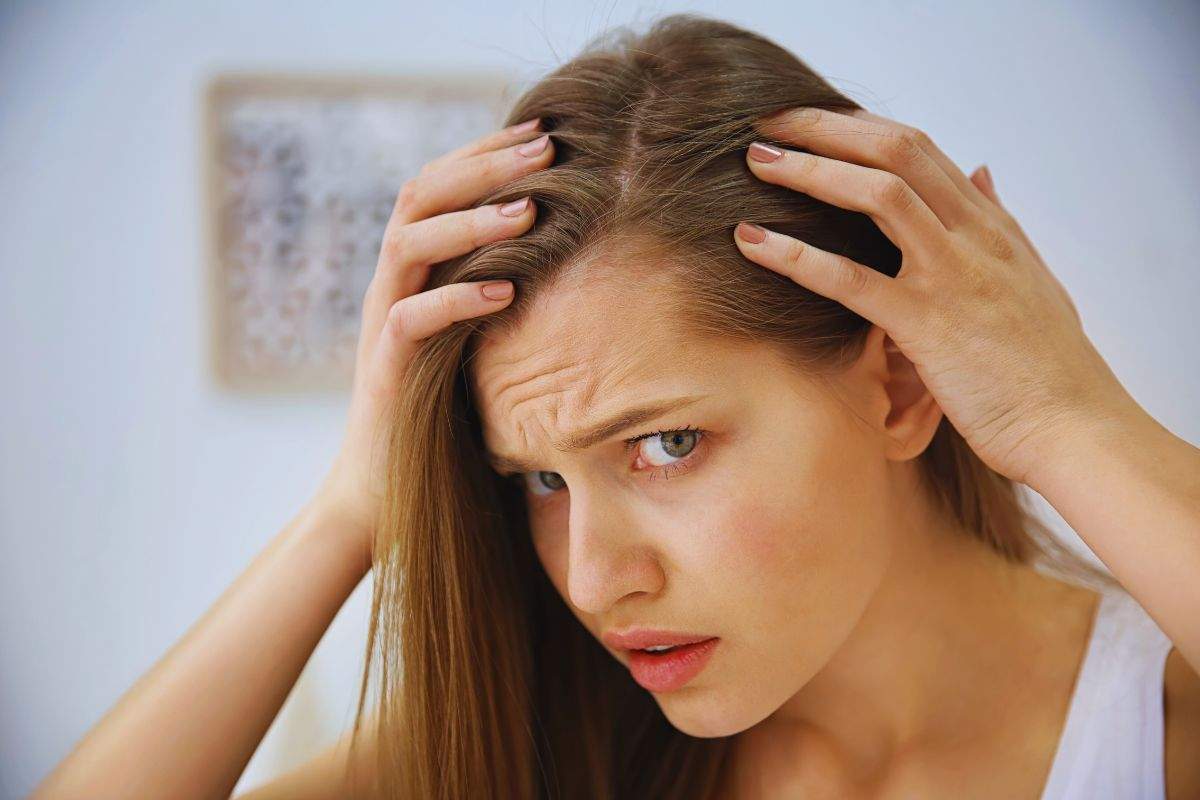 Ragazza preoccupata dalla caduta dei capelli