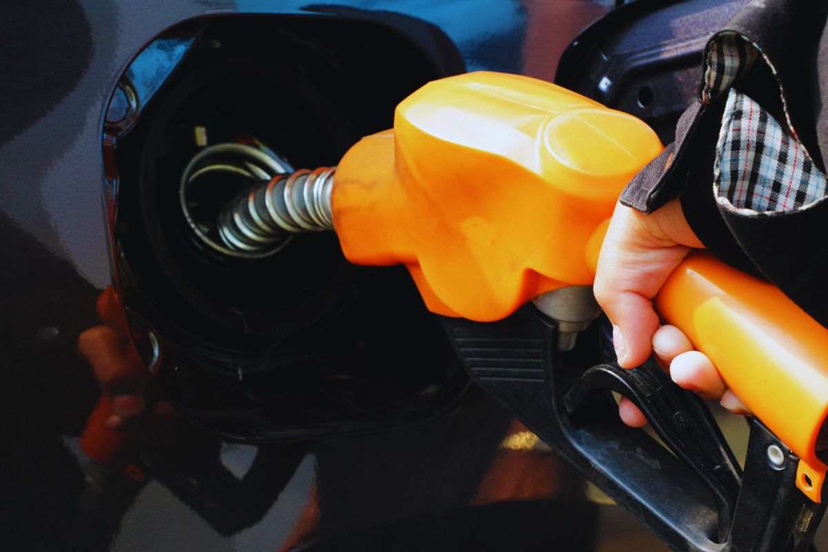 Persona che fa rifornimento all'auto