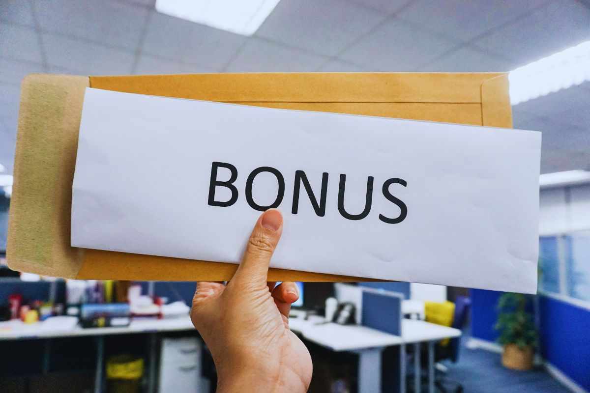 Persona che porta in mano un bonus