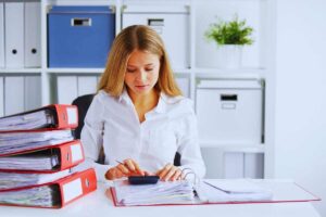 Donna che calcola tasse in ufficio