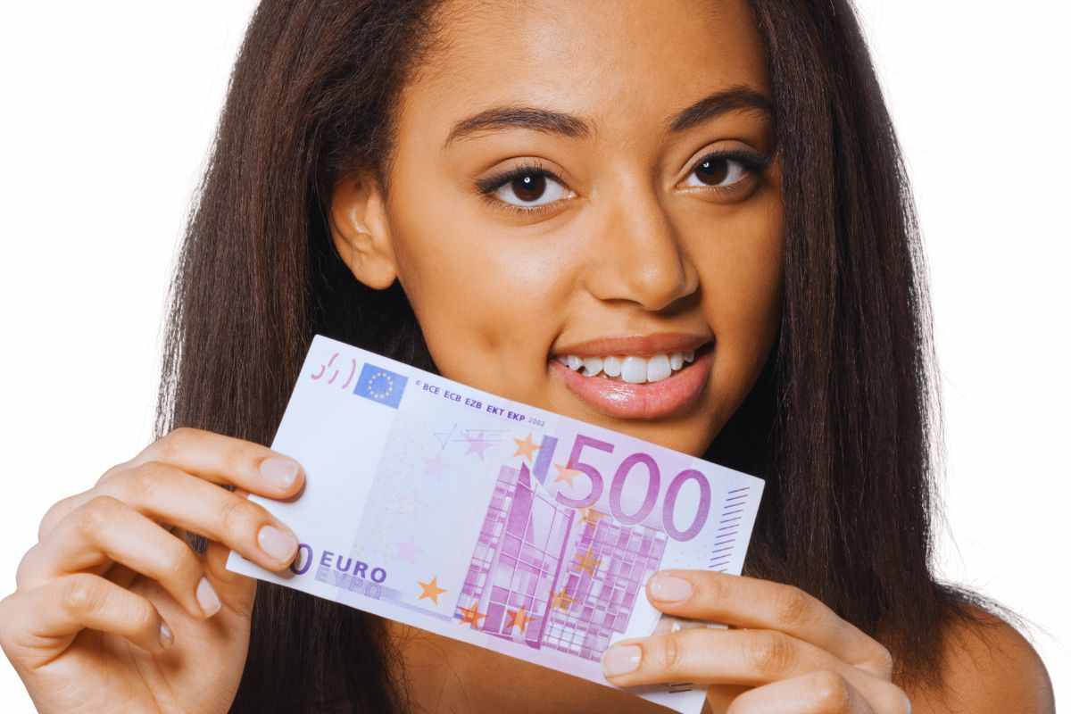 Ragazza con in mano banconota da 500 euro
