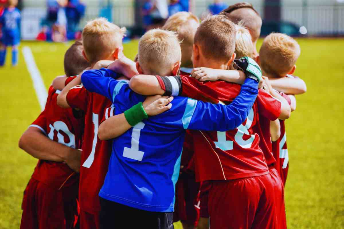 Bambini che esultano su un campo di calcio