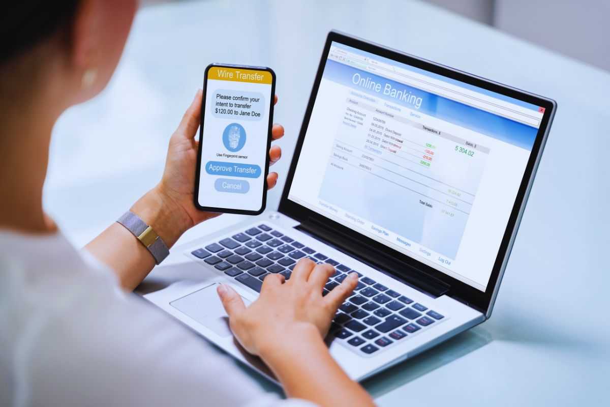 Donna che verifica messaggio su sito di home banking