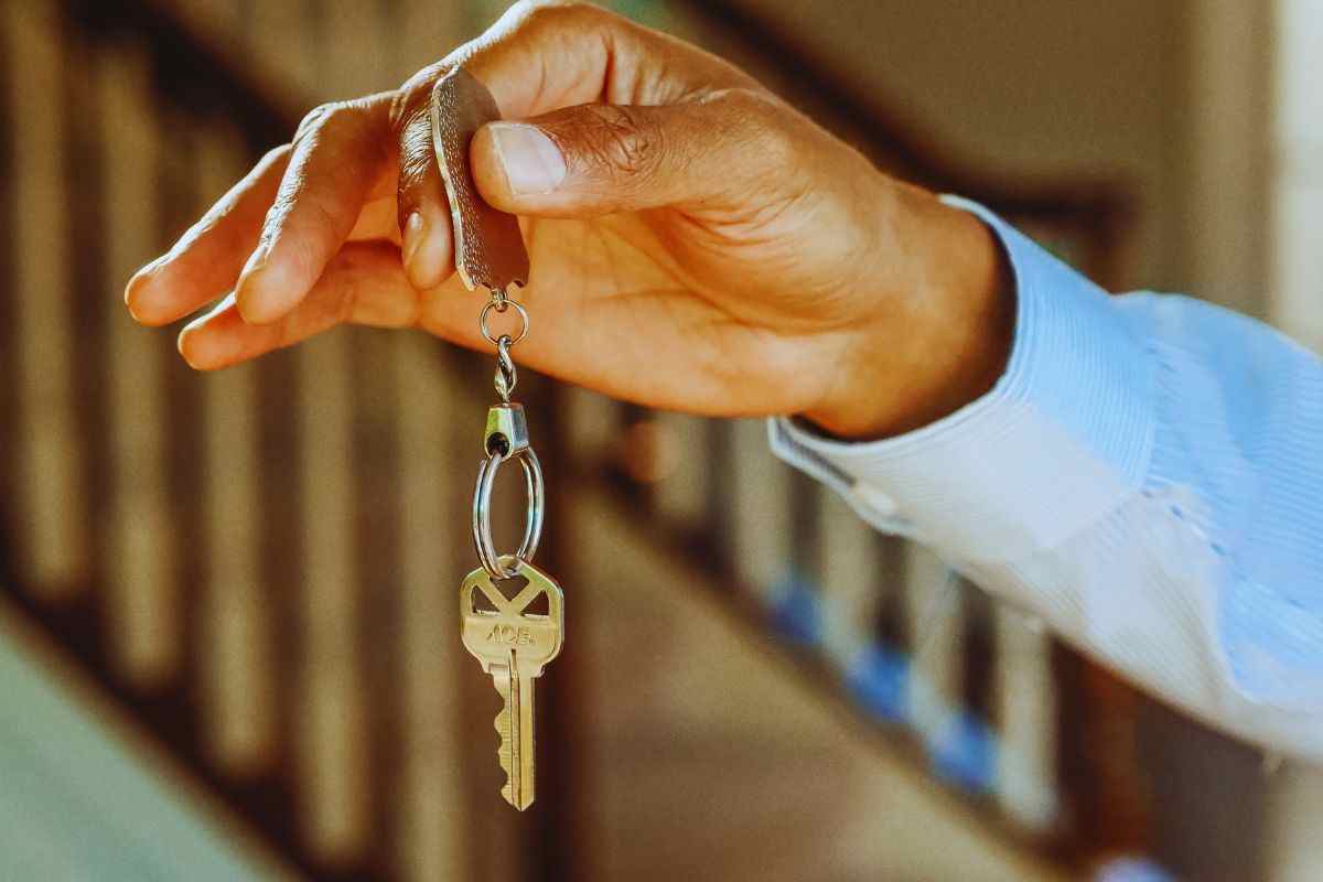 Persona che tiene in mano chiavi di casa