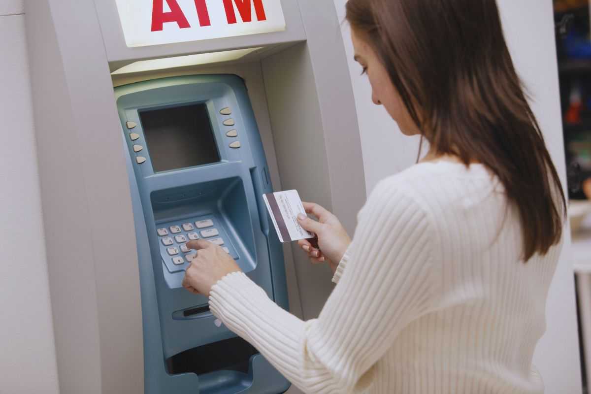Ragazza che inserisce il codice Pin all'ATM