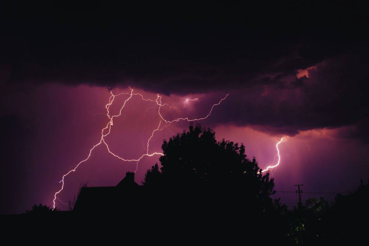 Fulmini che illuminano un cielo nuvoloso notturno