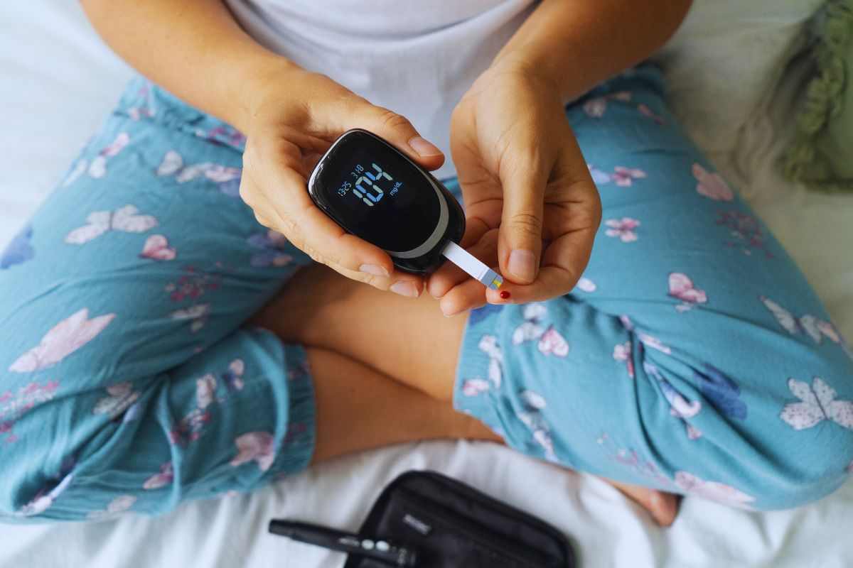 Donna che misura il livello di glicemia nel sangue