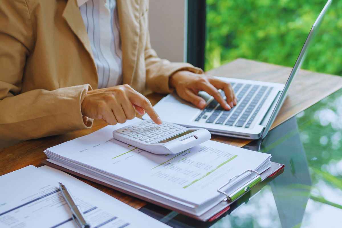 Contabile che effettua calcoli