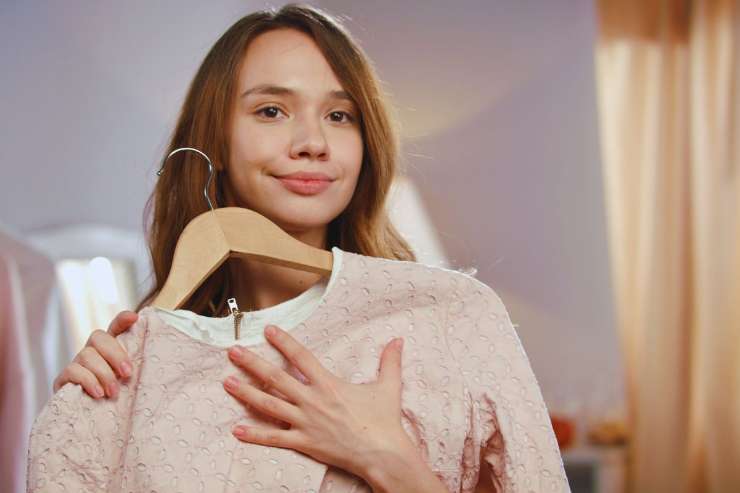 donna che prova maglietta nuova