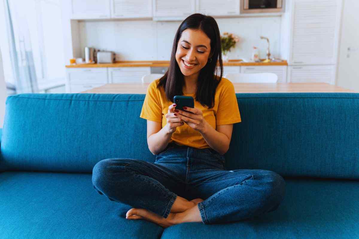 Ragazza sorridente che utilizza lo smartphone
