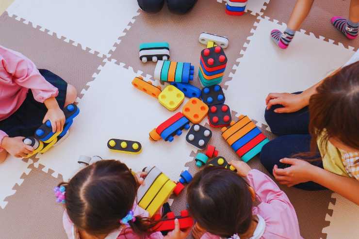 Bambini che giocano all'asilo